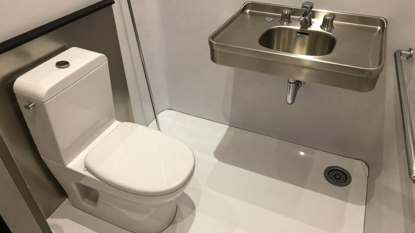 Frisch gereinigter Sanitärcontainer innen, hygienisch sauber
