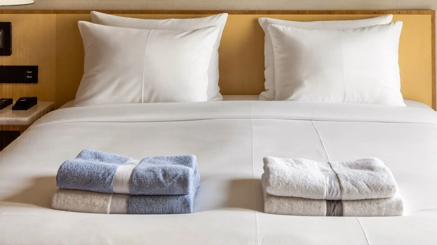 Frisch bezogenes Bett mit sauberer Hotelwäsche