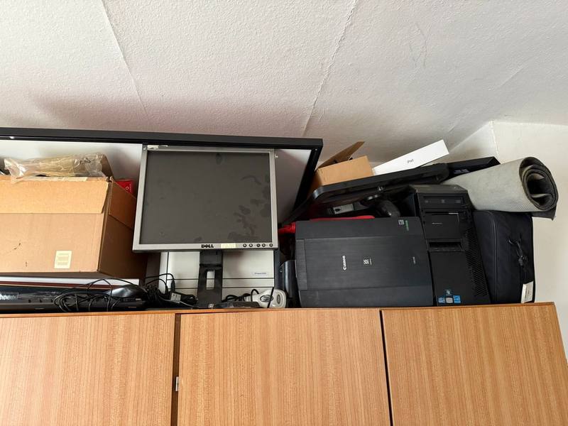 Kellerentrümpelung vorher - vollgestellter Keller