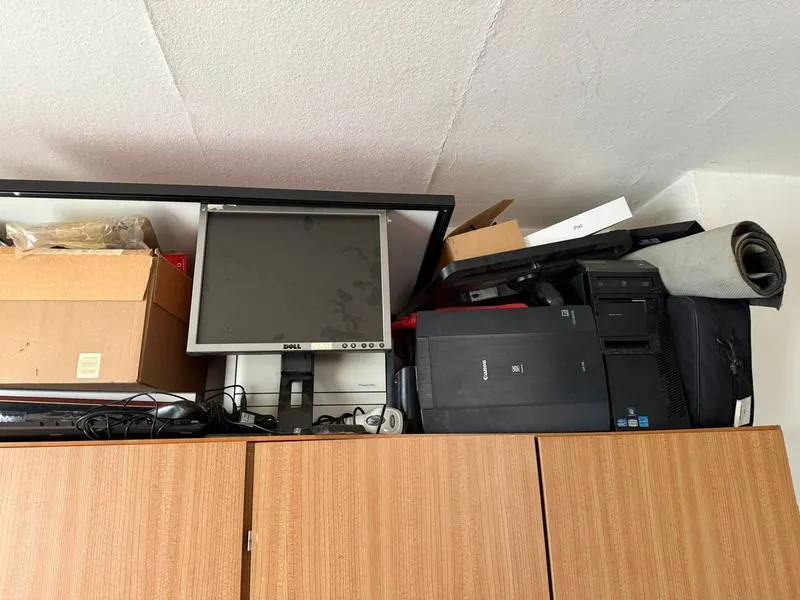 Kellerentrümpelung vorher - vollgestellter Keller