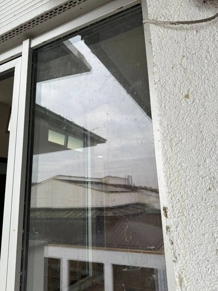 Fensterreinigung vorher - verschmutztes Glas