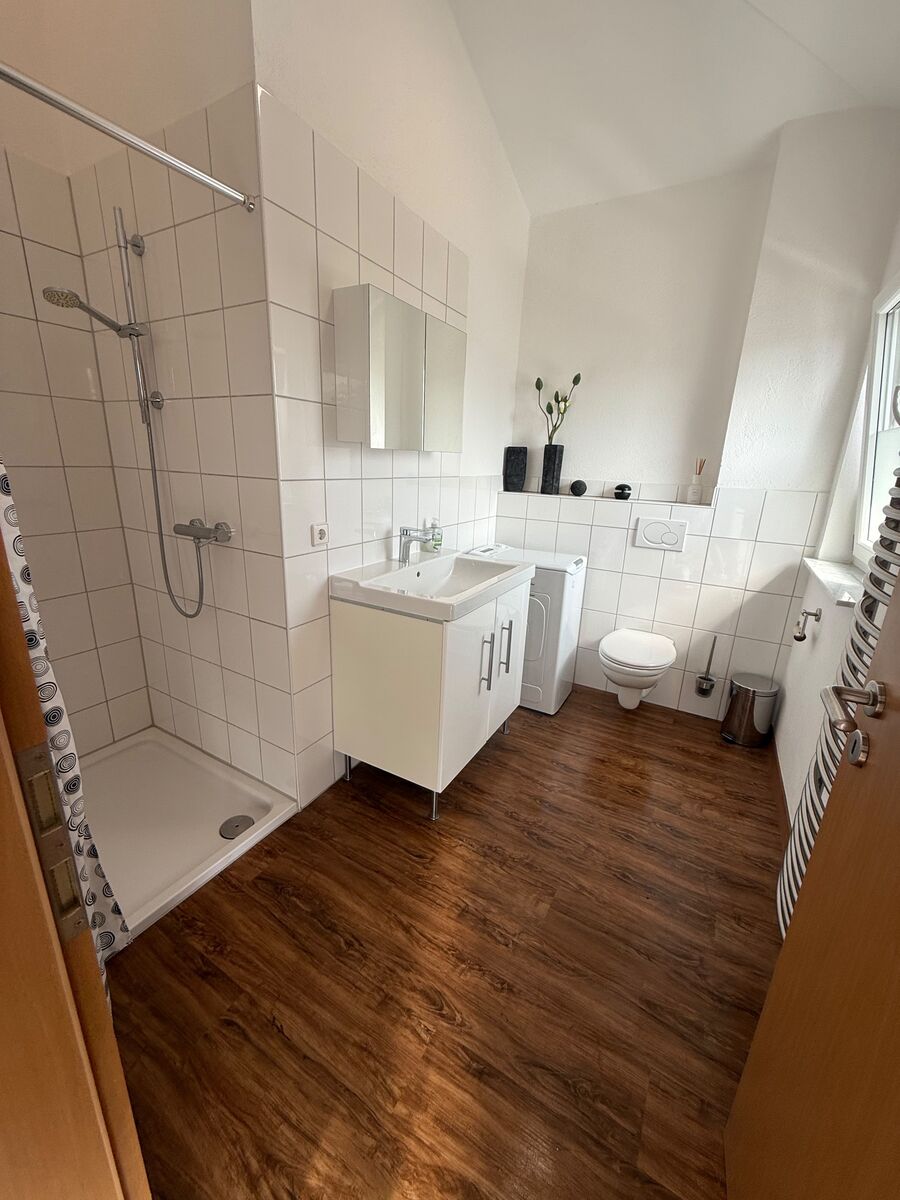 Gereinigtes Bad mit Holzboden