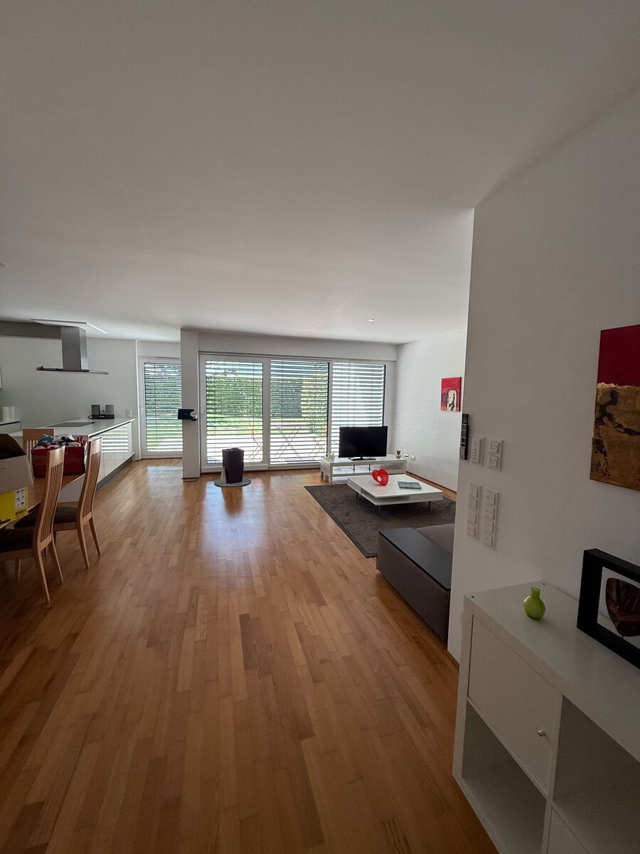 Gereinigtes Wohnzimmer mit Sofa