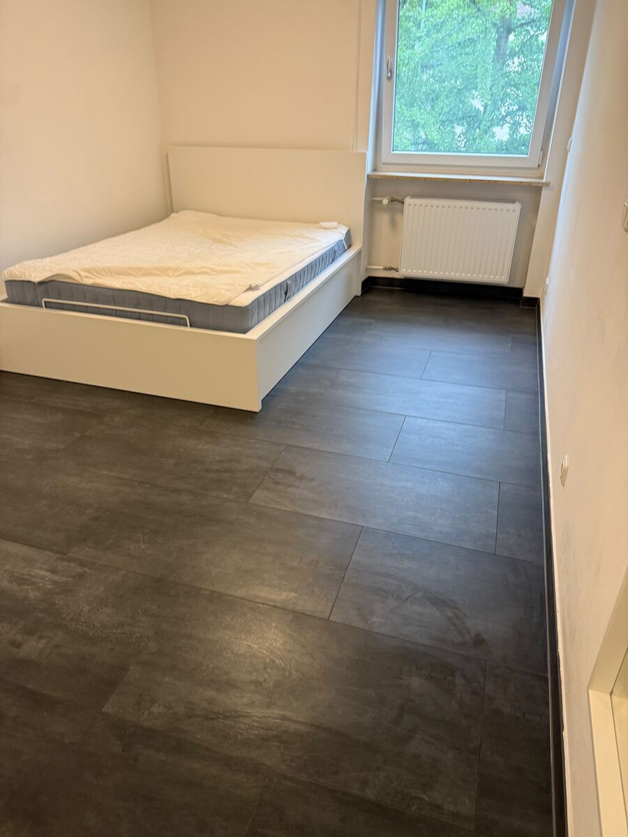 Gereinigtes Zimmer mit Bett